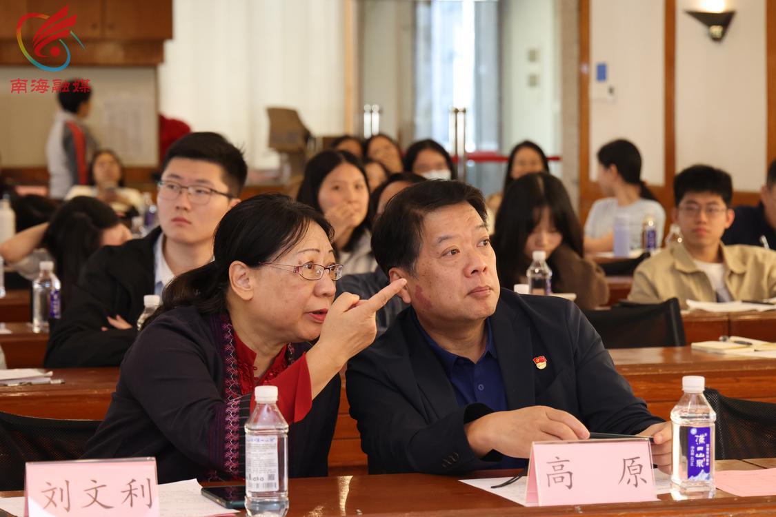 MJW_8739两名专业评委对选手的表现交换意见.JPG