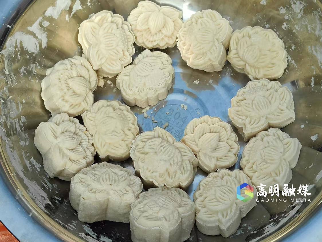 非遗技艺鲜花饼制作。杨广志摄.jpg