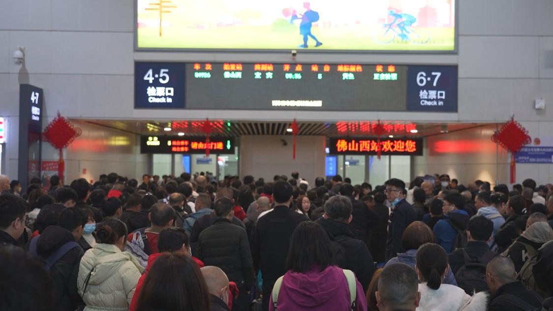 (630自采)春运特写:奔向团圆的“通宵高铁” 从“想见”到“相见”20250121_113021.jpg