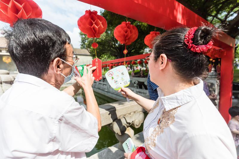 市民竞猜党史相关知识,参与度高。佛山日报记者王伟楠摄