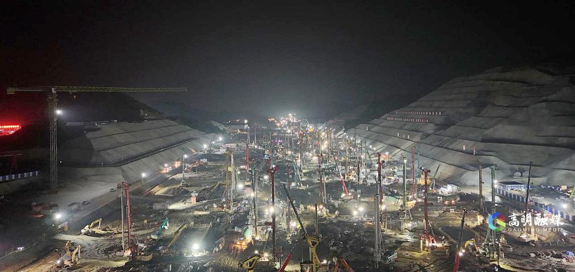 广湛高铁地下站房工地正在挑灯夜战。施工单位提供.png