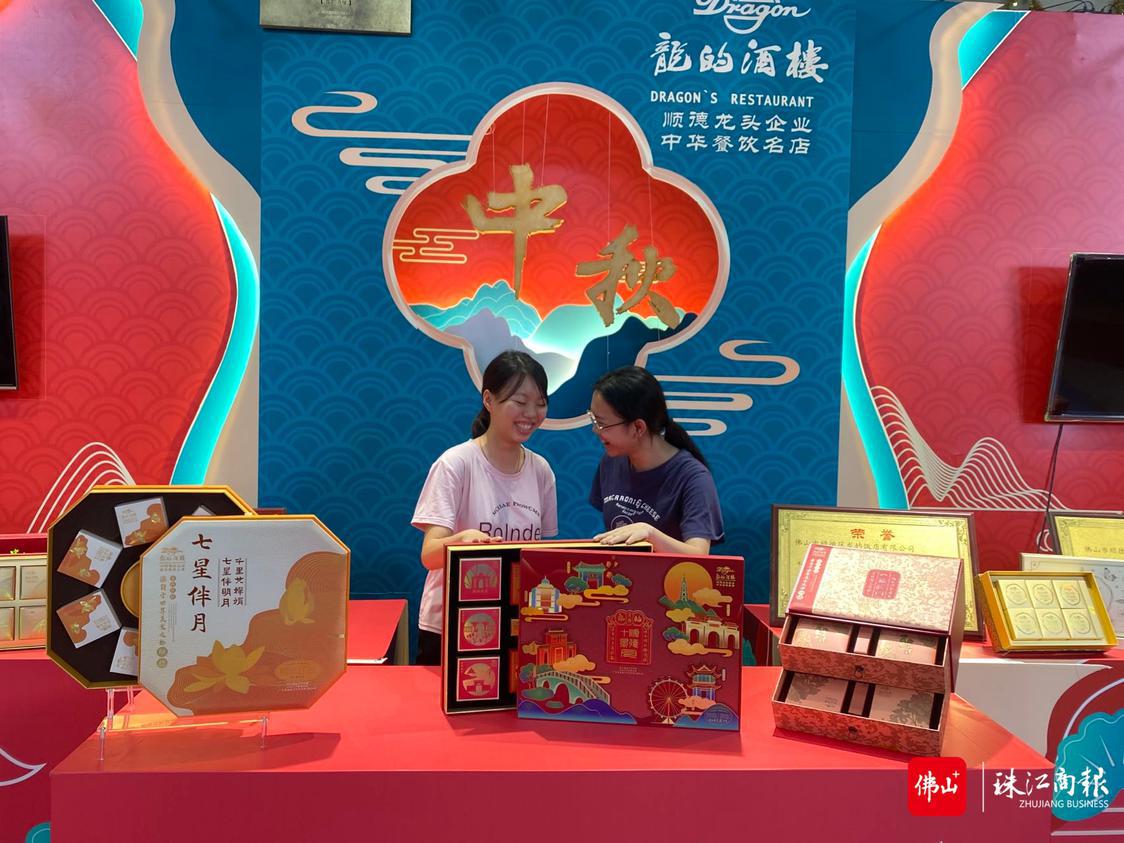 年轻人也喜爱龙的月饼.JPG
