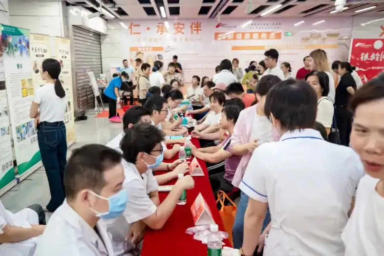 全市首个!地铁站银龄健康服务点启用,候车顺路就能免费测血压、看义诊