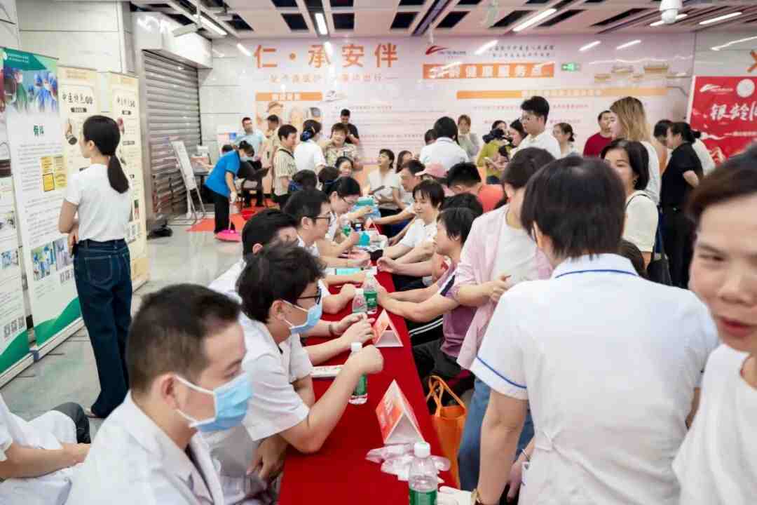 全市首个!地铁站银龄健康服务点启用,候车顺路就能免费测血压、看义诊