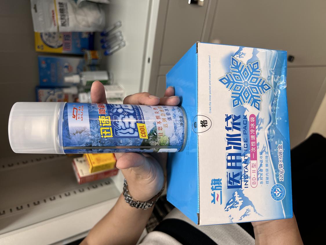 近期天气炎热,三水森林公园特意配备了降温的冰袋和喷雾。佛山日报记者杨立韵摄.jpg