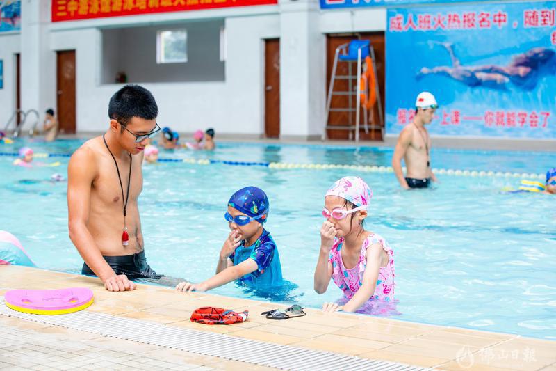 2021年7月21日，在禅城三中游泳馆内小朋友练习水下憋气。/佛山日报记者符诗贺摄