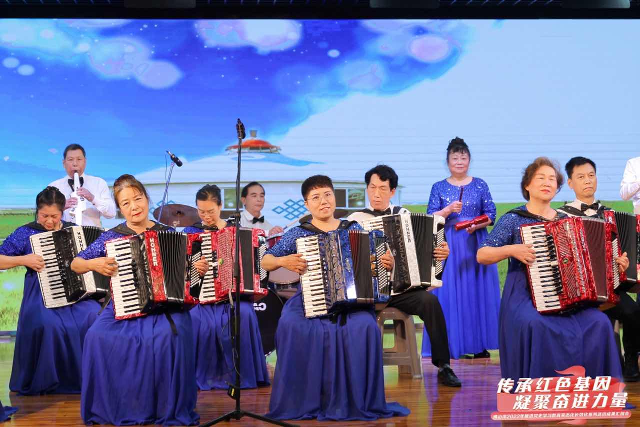 市老干所老同志以红色文化为创作题材,通过文艺表演形式,生动展现出佛山光荣的革命历史传统和深厚的红色文化底蕴。.jpg