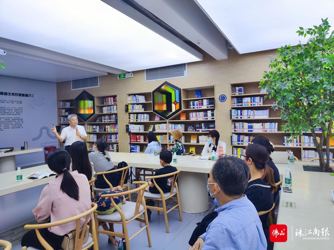 活动现场,陈建华与书友一起探讨交流。珠江商报记者胡露摄。.jpg