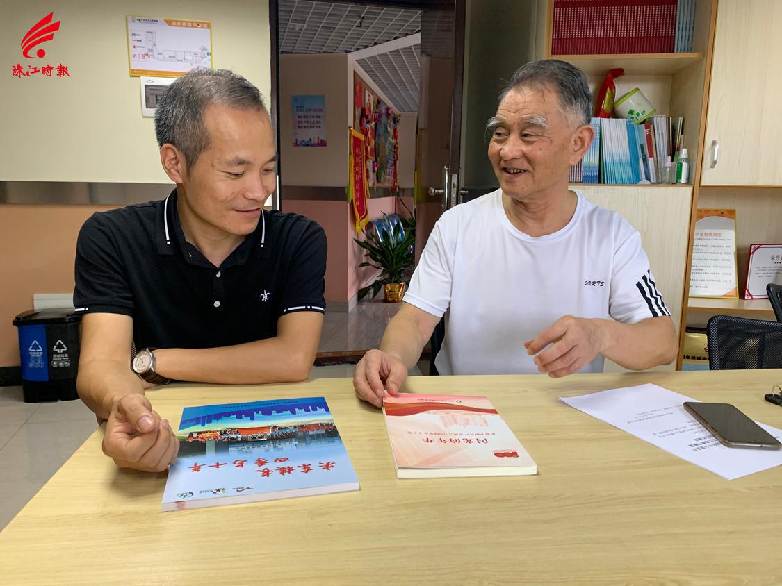 吴书记与罗叔深切交谈.jpg