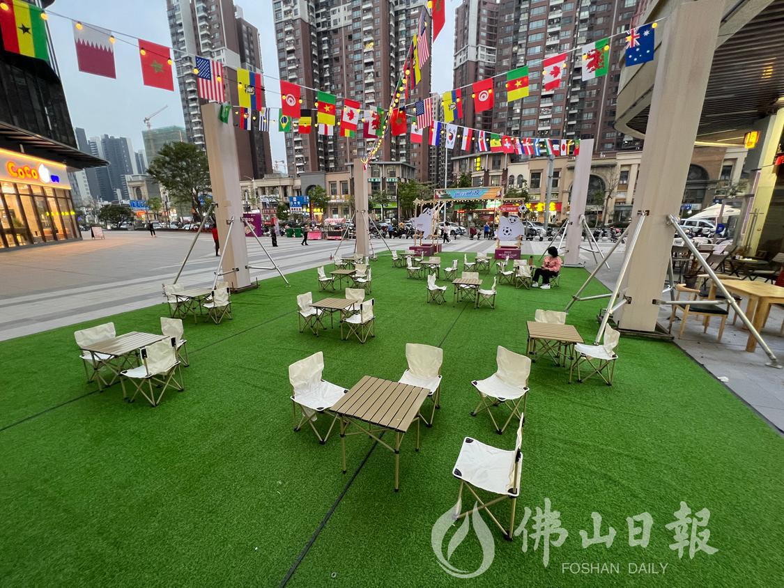 在钧明城商圈,悬挂着各参赛球队旗帜的门外广场格外吸睛。佛山日报记者冯慧雯摄.jpg