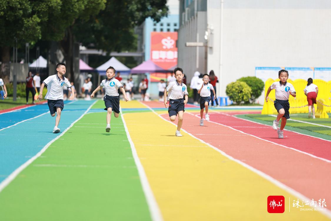 本真未来学校+2022.6.1+赛道上，运动员一个个如狡兔般飞离起点线，你追我赶，顽强拼搏。.JPG