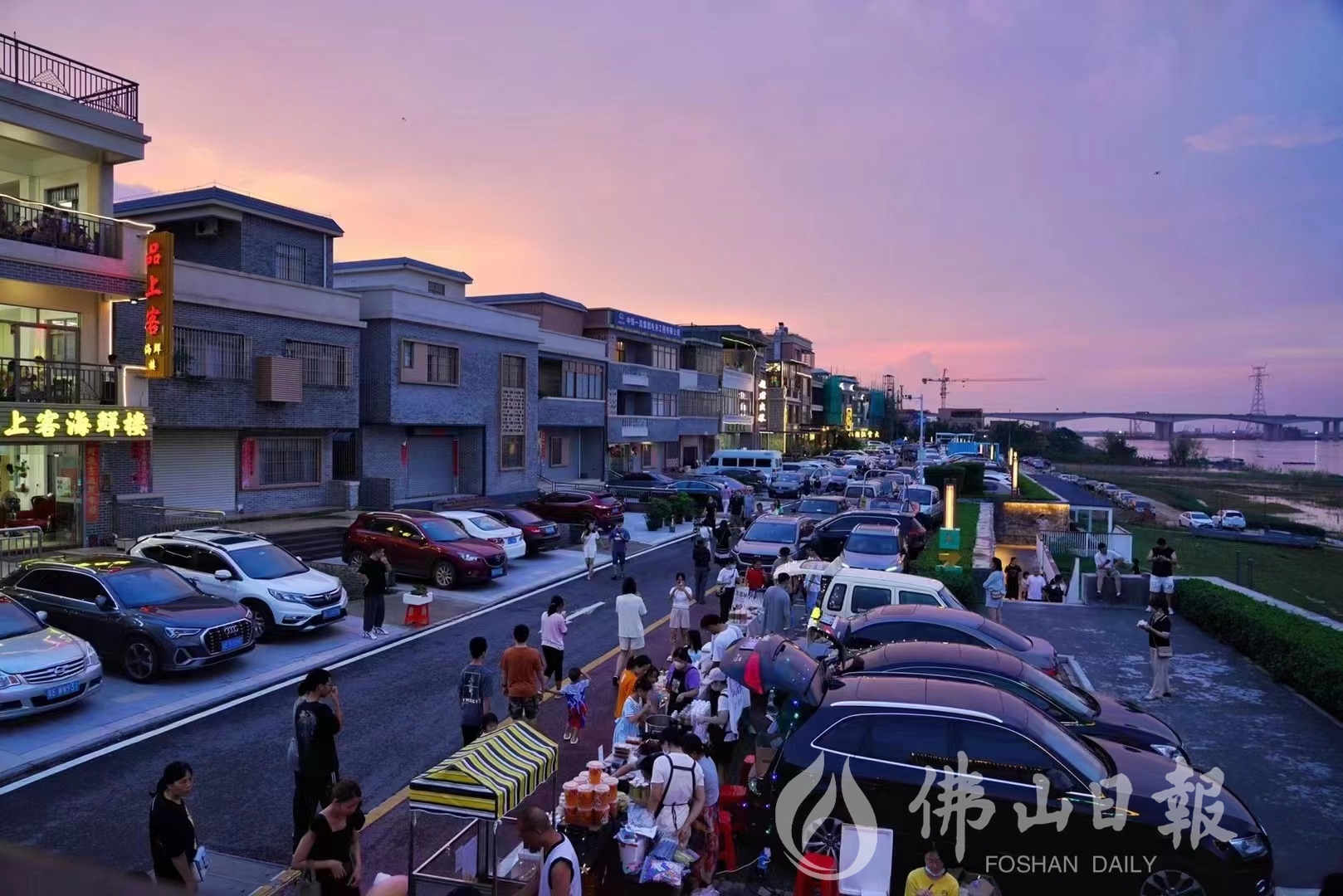 夜幕下,沙寮村开展车尾箱集市活动.jpg