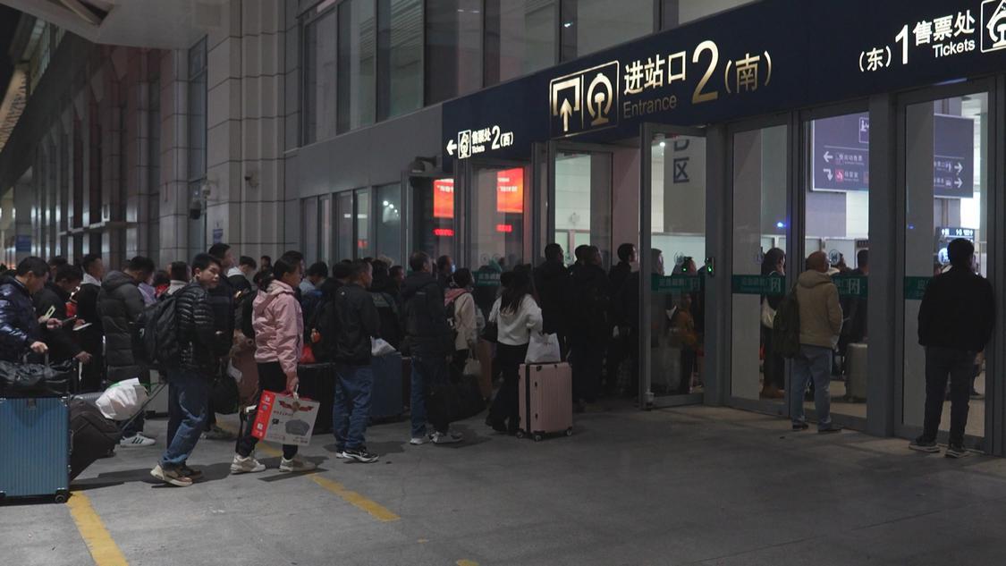 (630自采)春运特写:奔向团圆的“通宵高铁” 从“想见”到“相见”20250121_112430.jpg