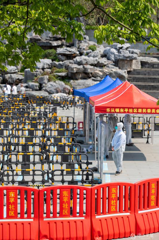 中欧中心核酸检测采样点内，医护人员布置好场地，等待市民前来检测。佛山日报记者符诗贺摄