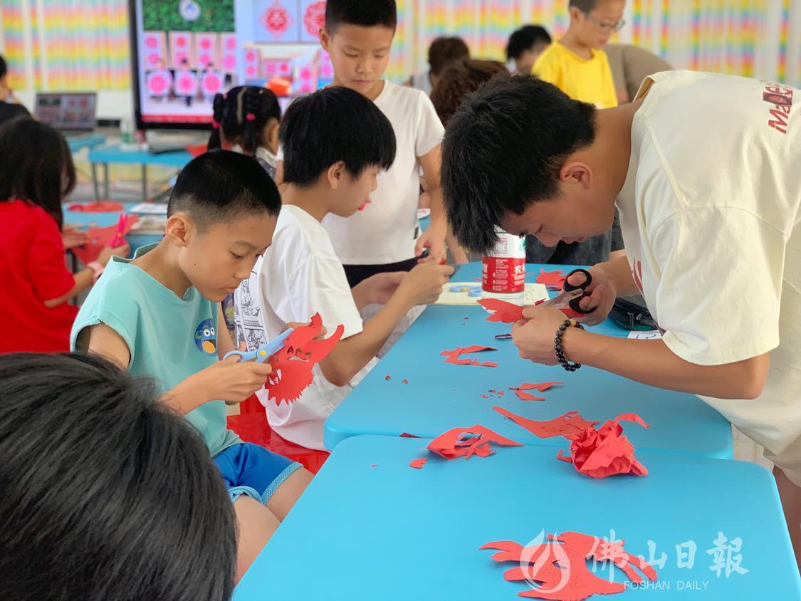 大学生志愿者在高明沙寮村开设手工公益课堂(6684212)-20231120202309.jpg