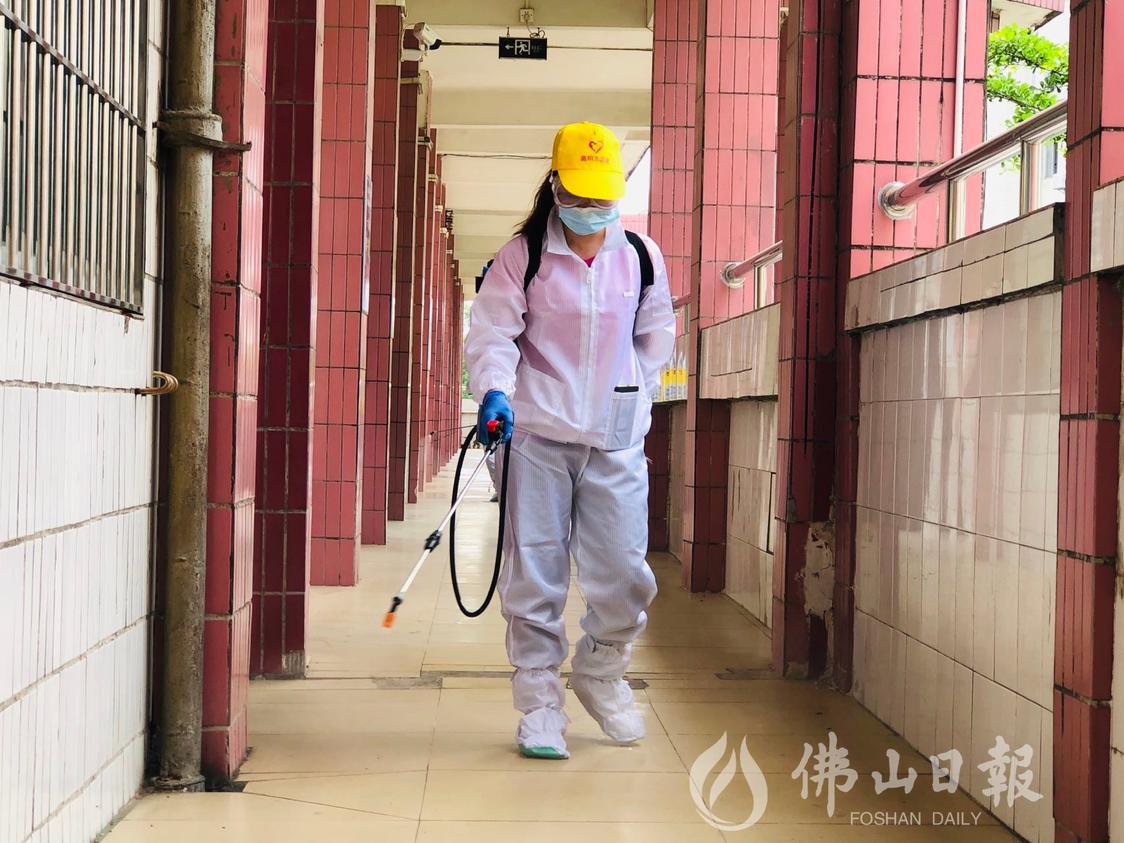 志愿者在学校楼道内进行消毒。资料图片.jpg