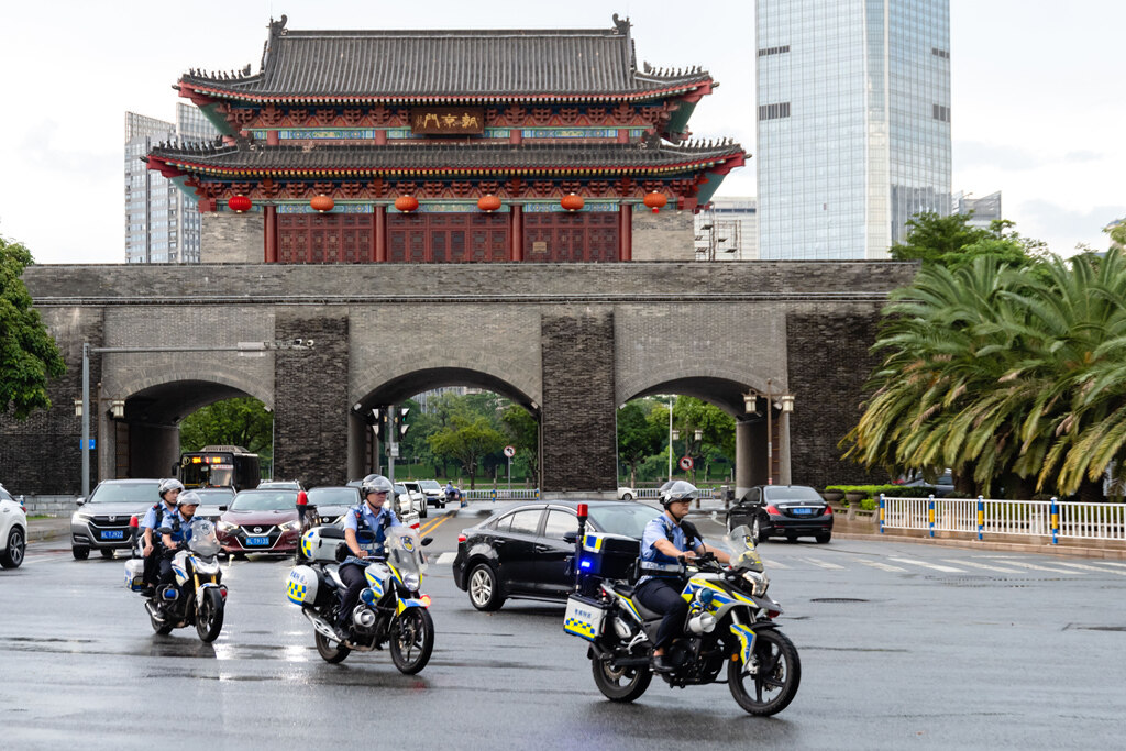 大街小巷随处可见警察巡逻、警灯闪烁。 大街小巷随处可见警察巡逻、警灯闪烁。
