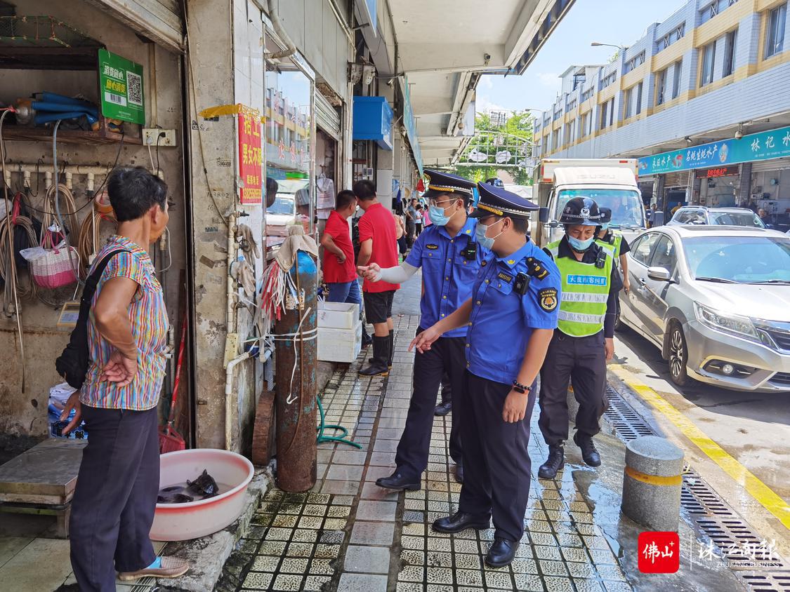 大良综合执法办对农贸市场周边及重点区域开展综合整治专项行动。 大良综合执法办对农贸市场周边及重点区域开展综合整治专项行动。.jpg