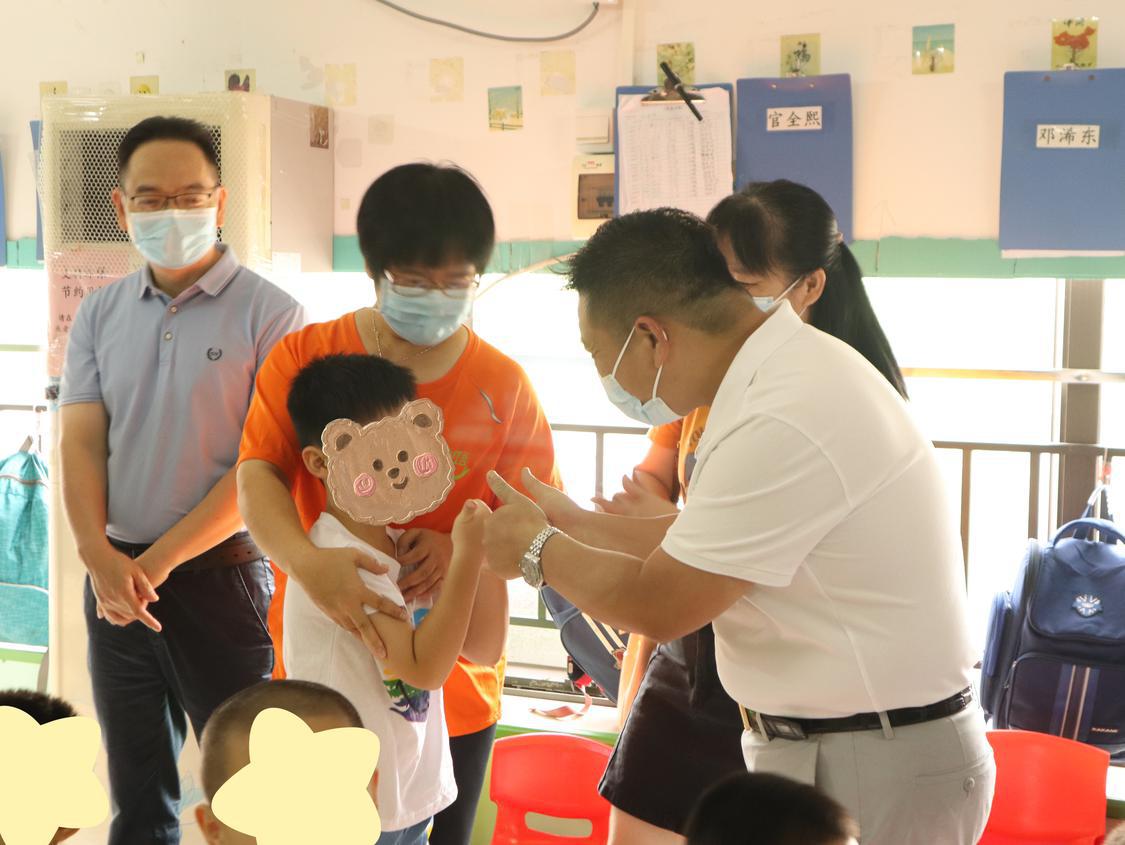 陈国坚与“星儿”暖心互动。.jpg