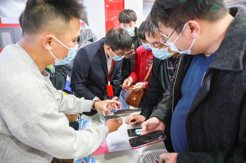 市民用领取精美纪念品。/佛山日报记者周春摄