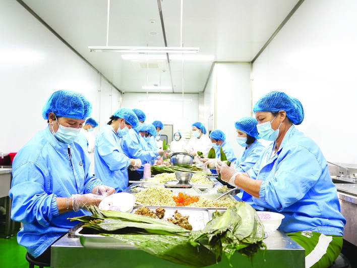 国惠膳生产车间内,工人在制作预制菜产品。 国惠膳生产车间内,工人在制作预制菜产品。
