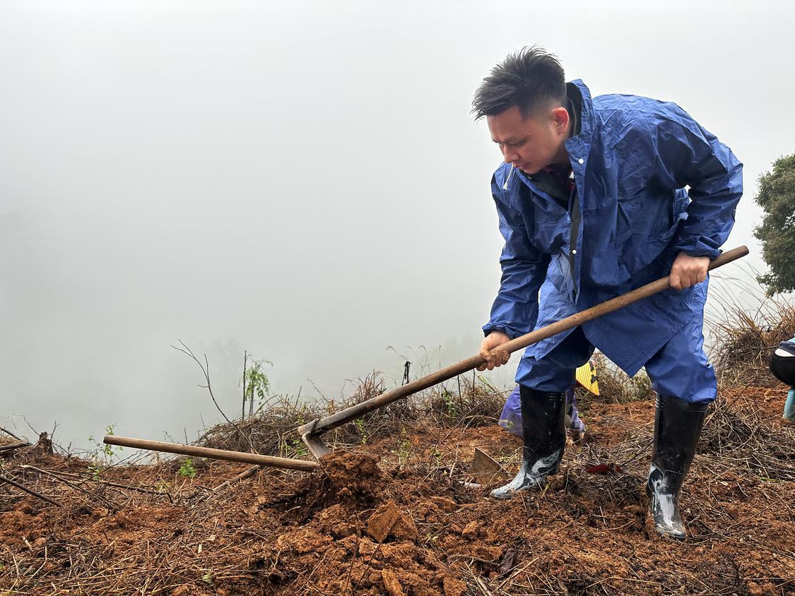 林秋利和当地群众一起开荒种植.jpg