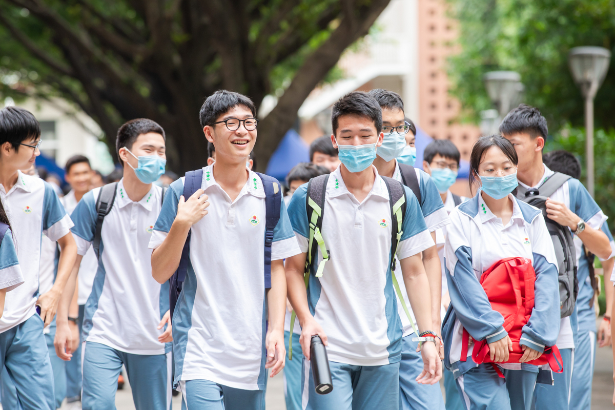 7月8日,为期两天的高考圆满结束。考生们笑容满面一身轻松走出考场,满怀信心迎接人生下一站。图/佛山日报记者 符诗贺摄