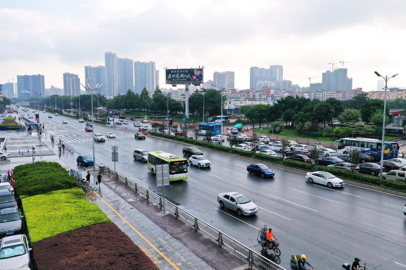 路口双向车流增多,未出现拥堵情况。佛山日报记者吕润致摄