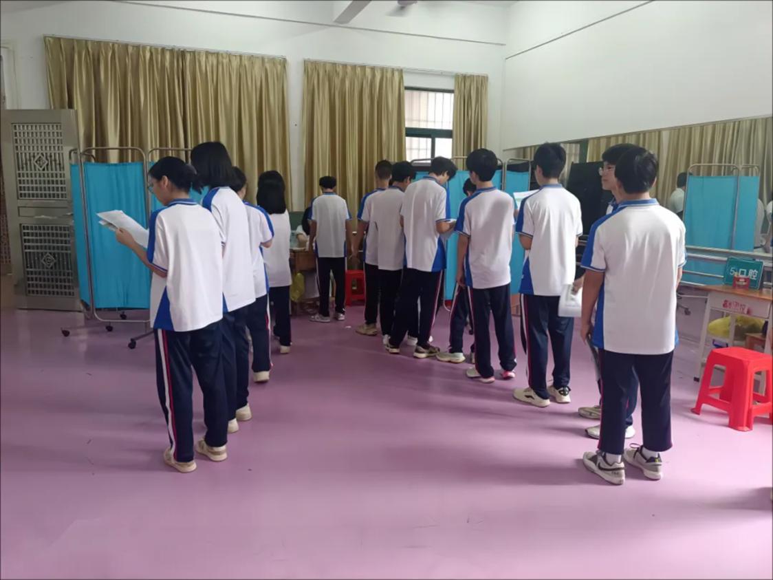 为守护青少年脊柱健康,高明区中医院积极开展脊柱侧弯筛查进校园活动。医院供图.png