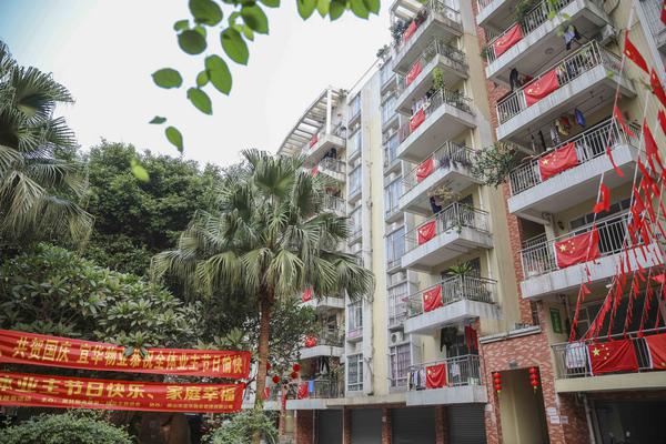 2019年9月26日,顺德区伦教镇美林阳光居小区,200多户业主纷纷挂上红旗,为祖国庆生。佛山日报记者王伟楠摄