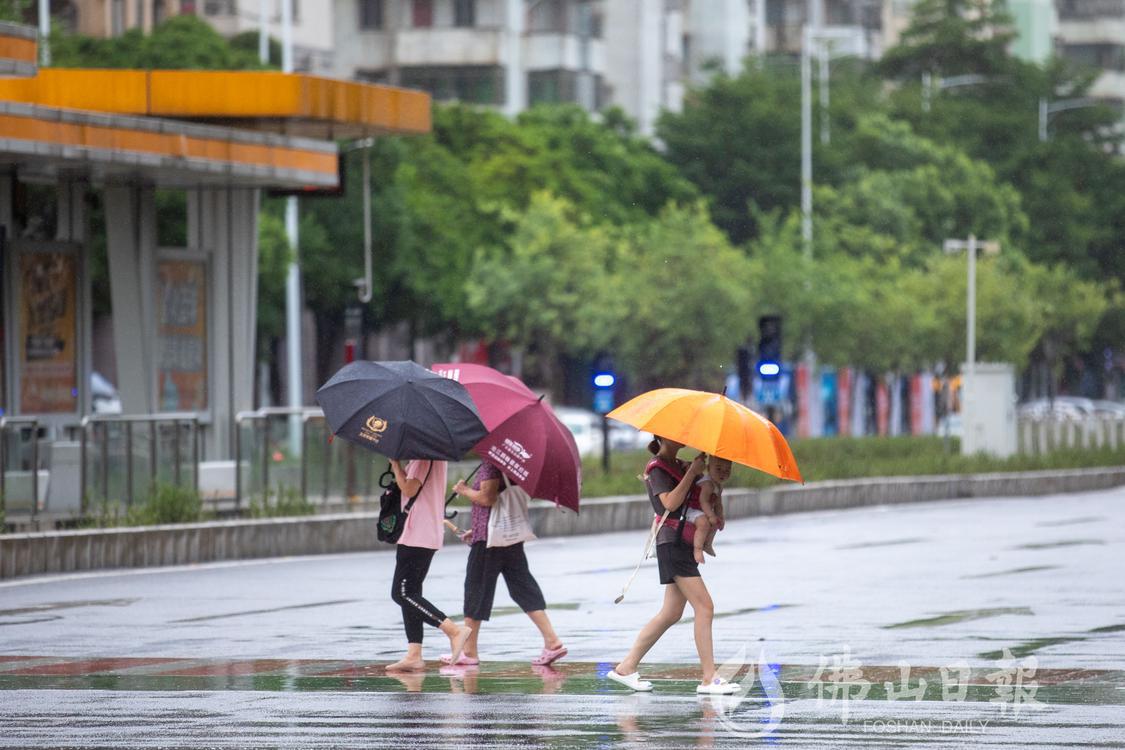 17日,高明区迎来降雨,在中山路,市民携(5548294)-20230717203853.jpg