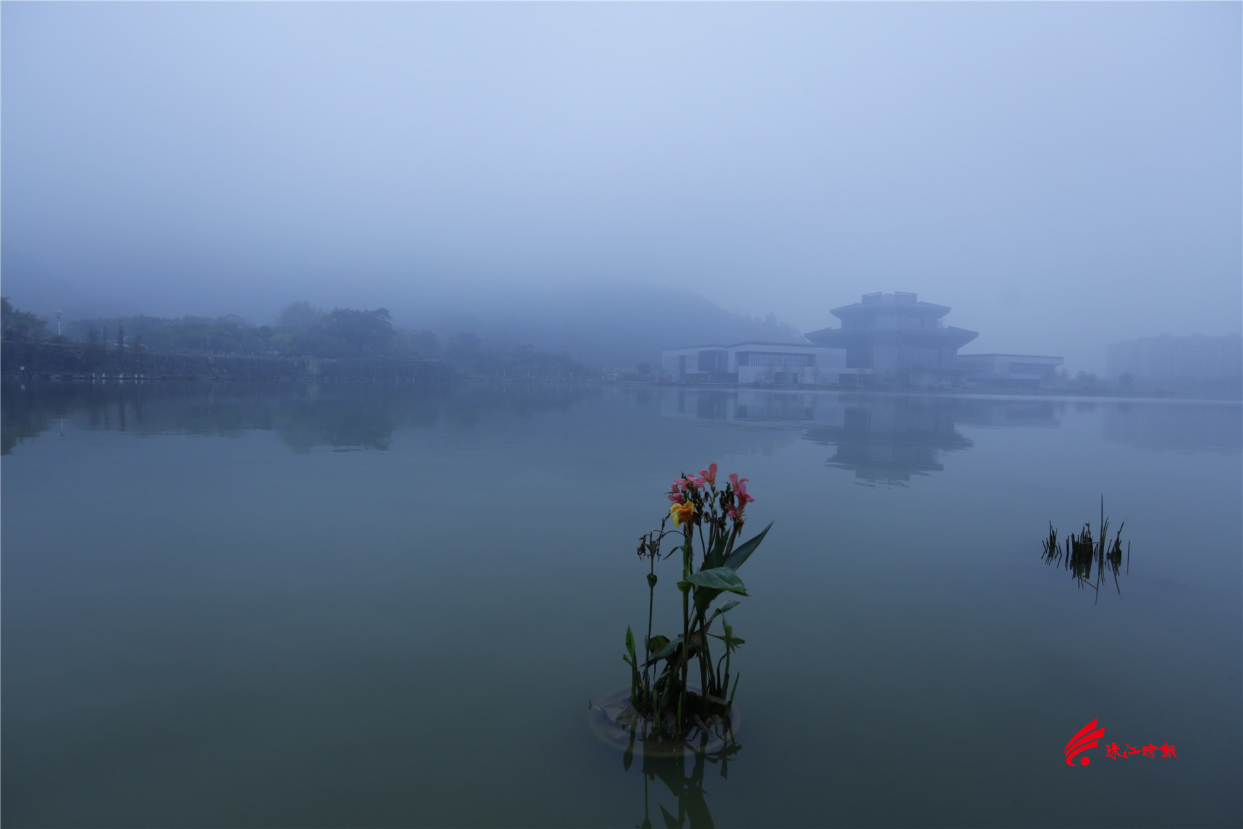 听音湖的雾,细腻如酥,给人舒适、清新的美感。(摄影:黄幼谦)
