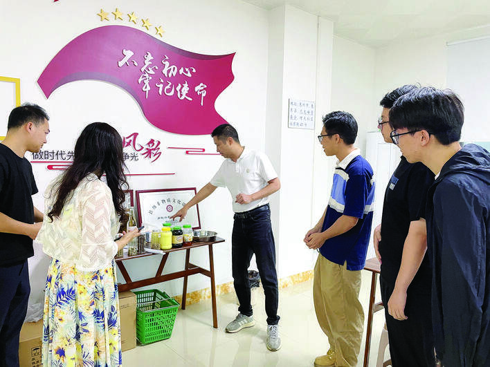     青年养蜂人了解蜂蜜产品。    惠州日报记者洪鹊儿 通讯员朱锦云 摄