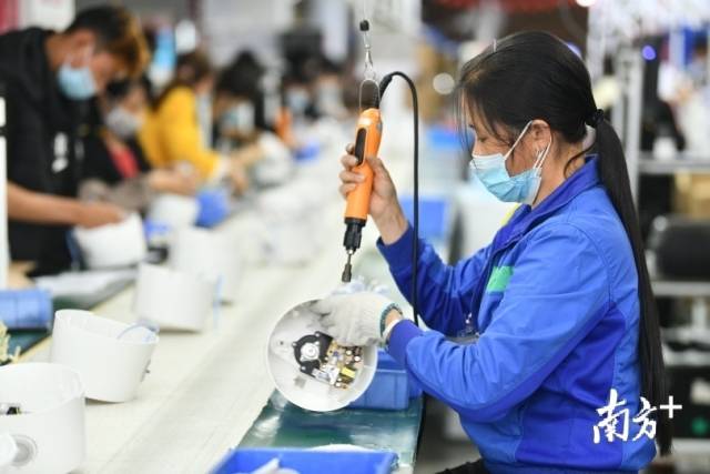 德尔玛电器生产车间。南方日报记者 戴嘉信 摄 德尔玛电器生产车间。南方日报记者 戴嘉信 摄