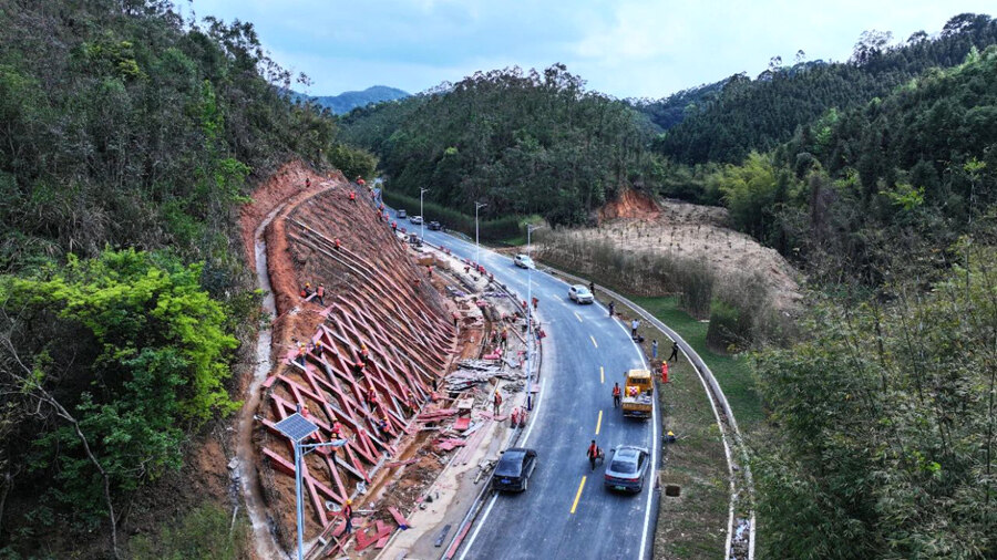 在最美旅游公路(龙门段)S254线永汉至麻榨莲塘段,路基工程建设完成率达95%。 在最美旅游公路(龙门段)S254线永汉至麻榨莲塘段,路基工程建设完成率达95%。