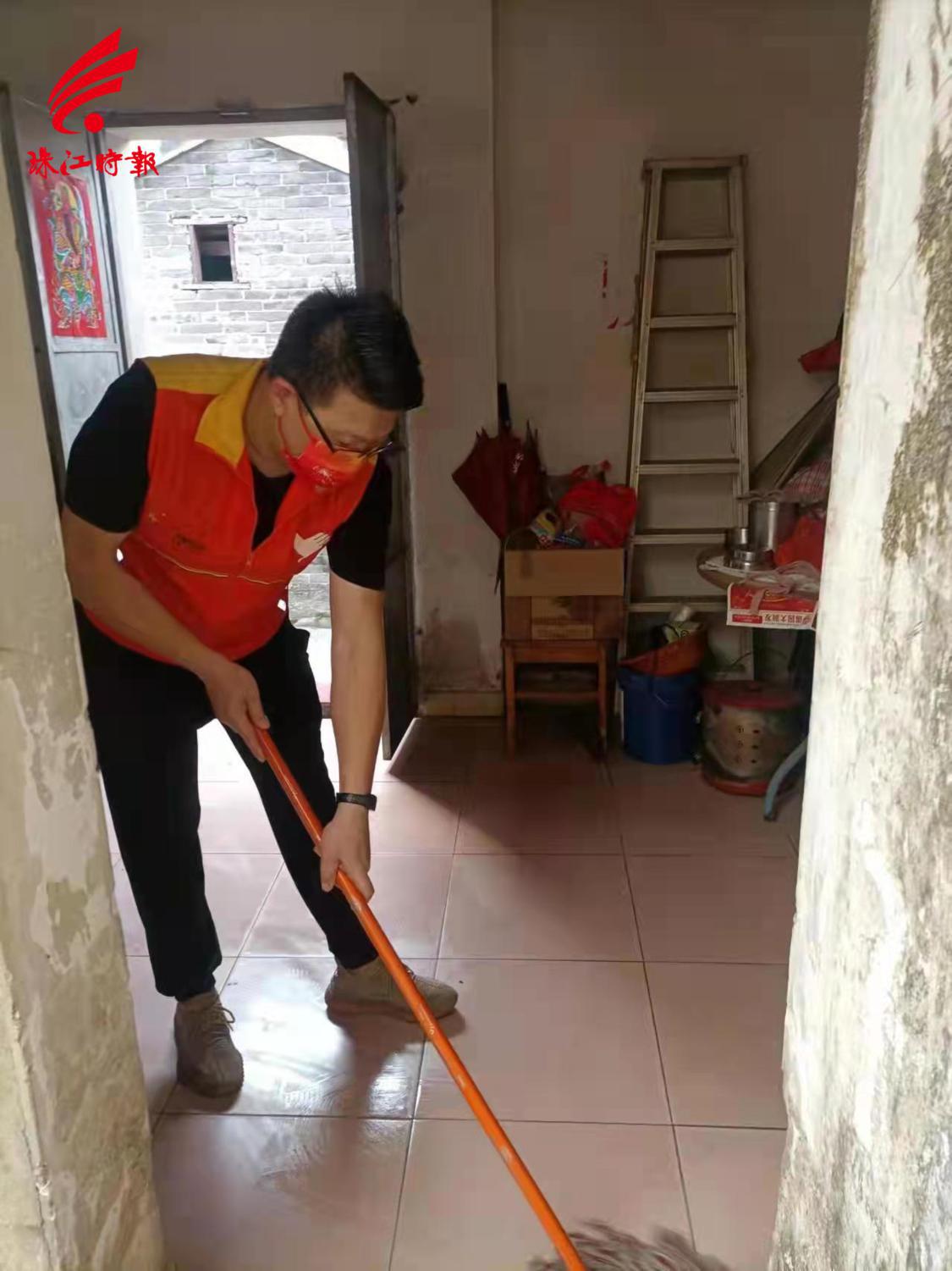 “关爱桂城”风信子汇爱行动--志愿者帮助困境家庭打扫卫生.png