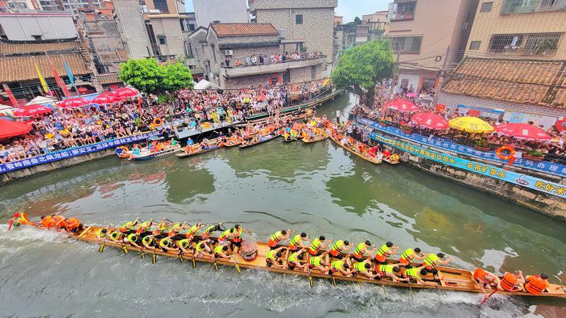 6月23日,叠滘龙船漂移大赛(潭头赛区)。佛山市新闻传媒中心记者周春摄