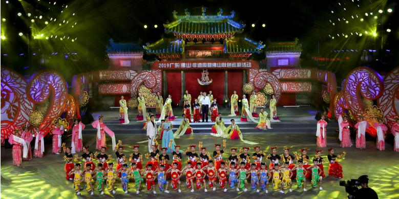 2019秋色巡游在祖庙牌坊前启动.png