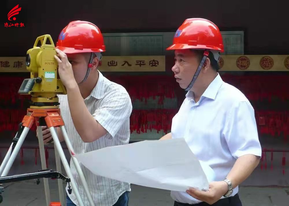 黄文铮在工作中。.jpg