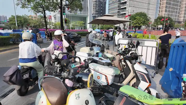 佛山万象天地被“电鸡”包围,要靠“拖车”解决?街坊吐槽:停车指引看不懂,找车又难!