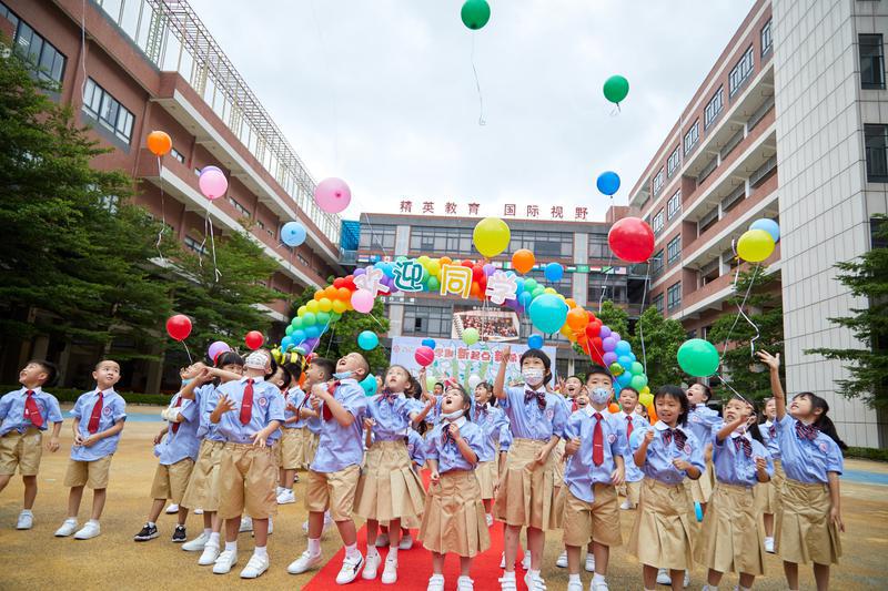 协同学校一年级师生在操场上放飞气球。/佛山日报记者吕润致摄
