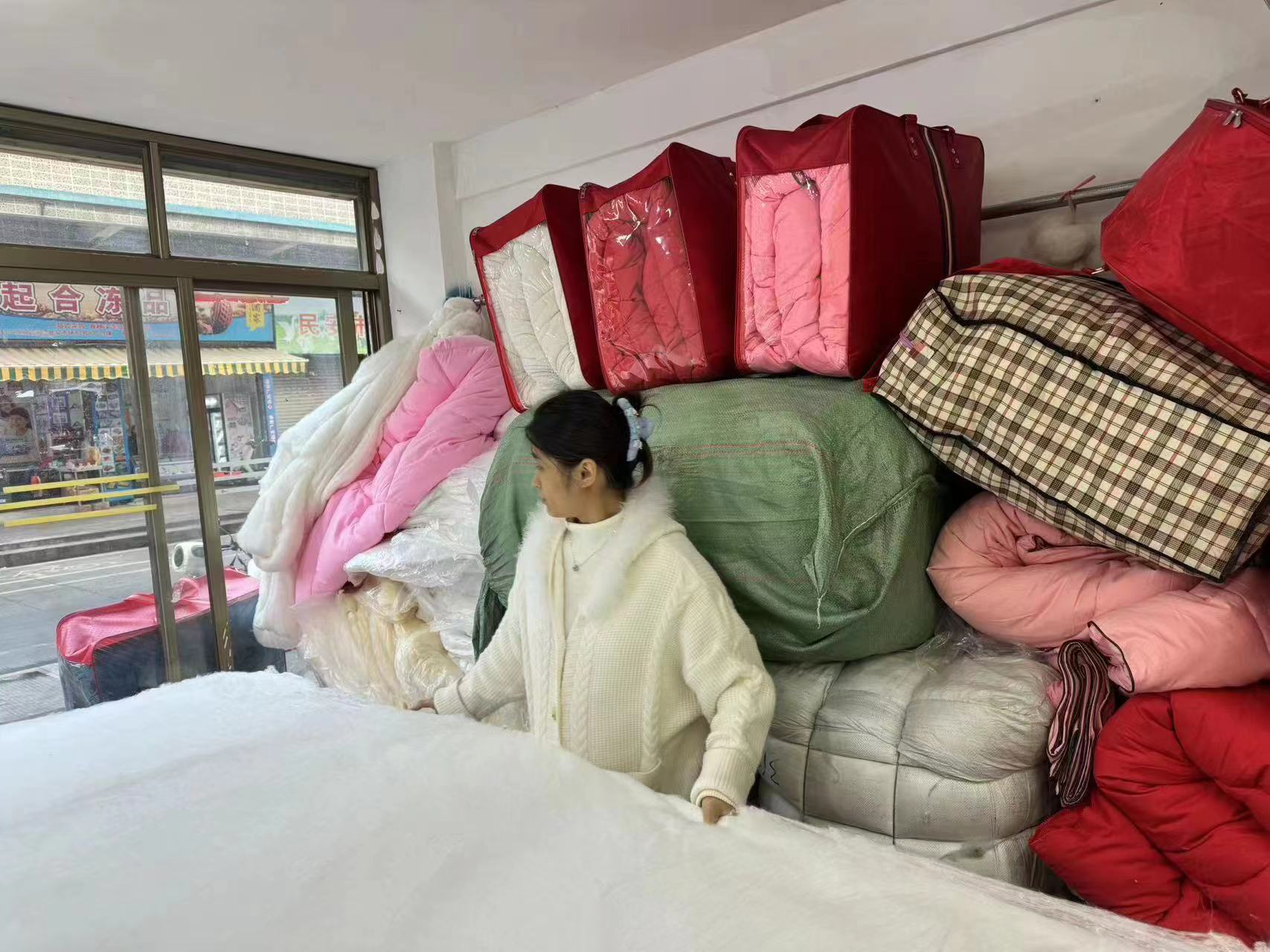 在荷城民安市场打一家有三十年历史的老字号棉被店,棉被店工作人员正准备赶制新的棉被。佛山市新闻传媒中心记者劳振朝摄.jpg