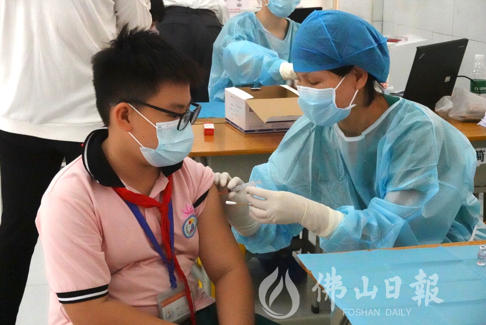 医护人员正在为一名小学生接种疫苗。佛山日报记者陈嘉懿摄.jpg