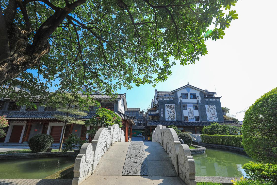 平洲玉器街内,翠宝园小桥流水,古色古香。.jpg