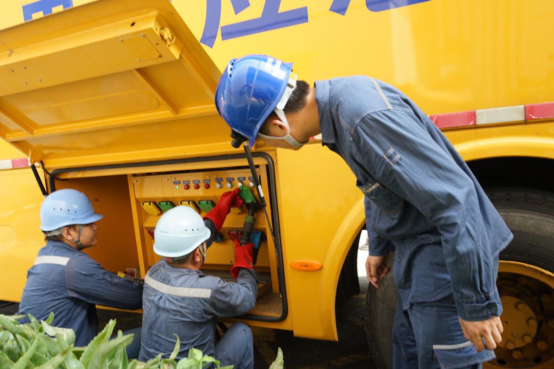 禅城局立即响应派遣发电车到场协助广电网络佛山分公司应急发电保障支援的需求，到达现场处提供应急电力支援，帮助用户快速恢复供电。（杜萱摄） (10).JPG