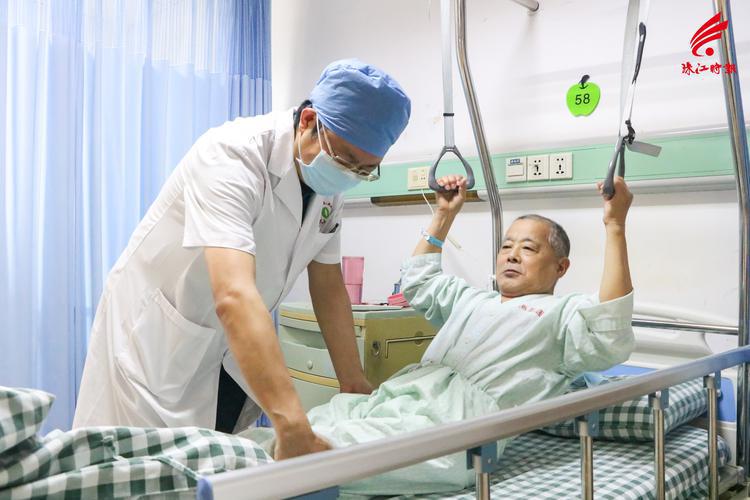 高立华指导关节疾病患者术后康复训练。珠江时报全媒体记者 许可可摄.jpg