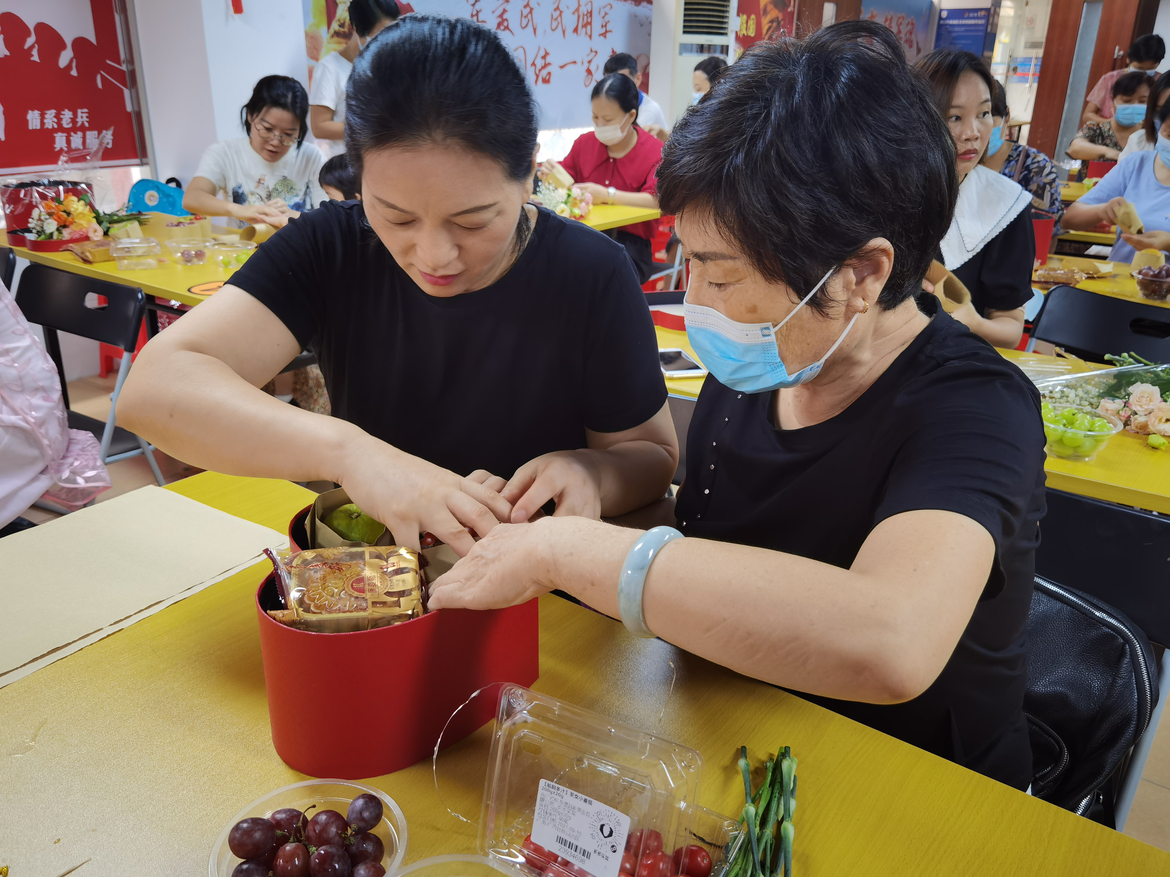 参加活动的社区居民在老师指导下制作水果花盒
