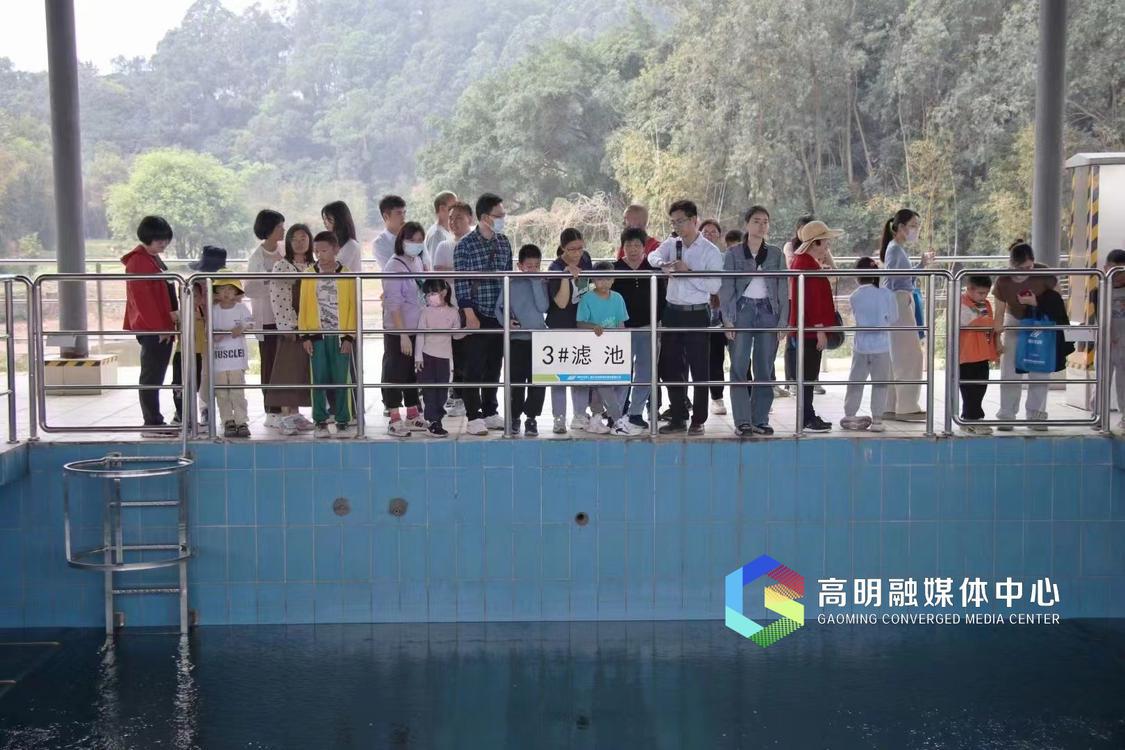 工作人员现场讲解自来水水质的安全问题.jpg