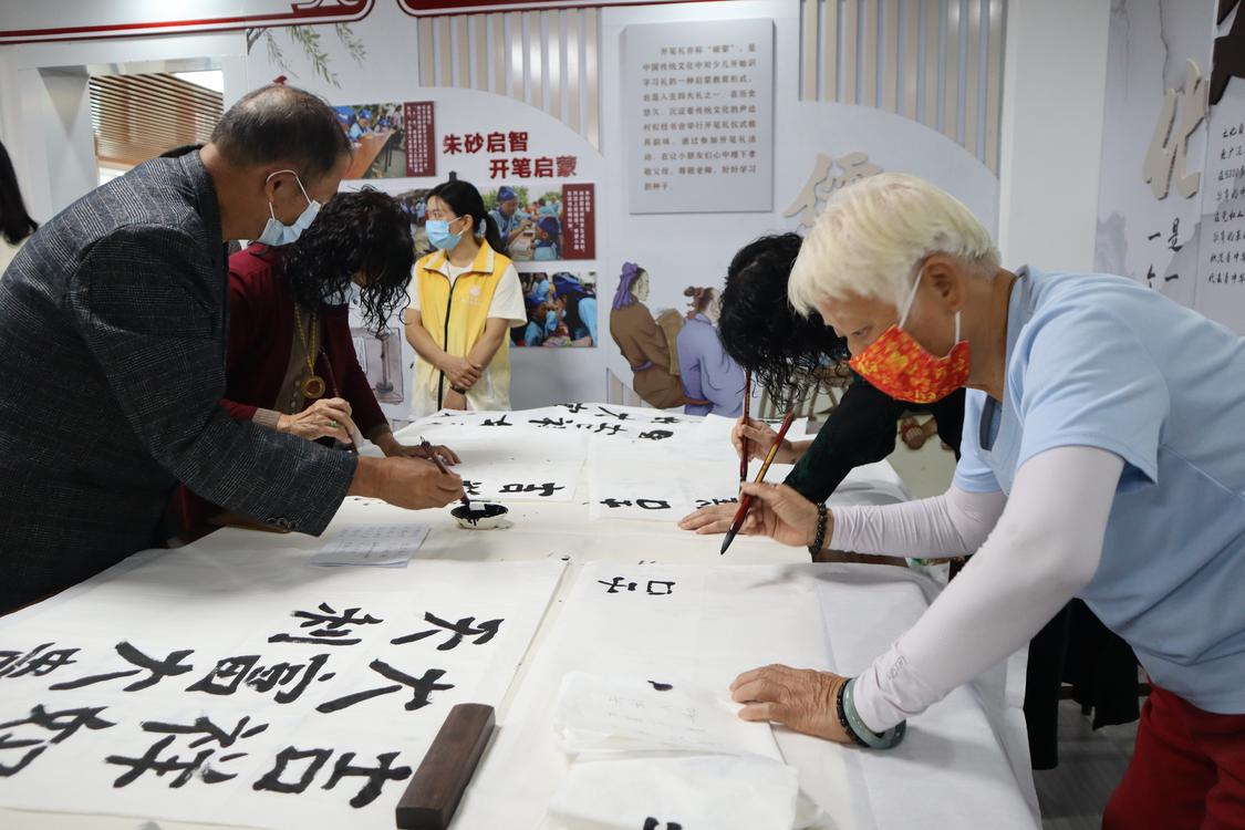 乐平村（社区）新时代文明实践站内，书法爱好者们齐聚一堂练习书法。佛山日报记者邵巧玲摄.JPG