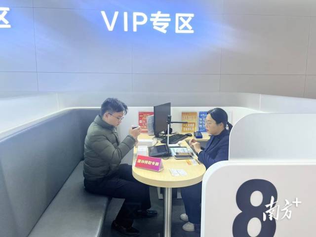 广东售出全国第一台购新补贴手机。